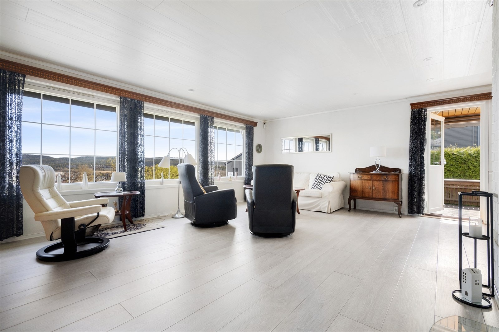 Stuen fremstår som lys og luftig med gode møbleringsmuligheter og en naturlig inndeling av soner. Galleribilde