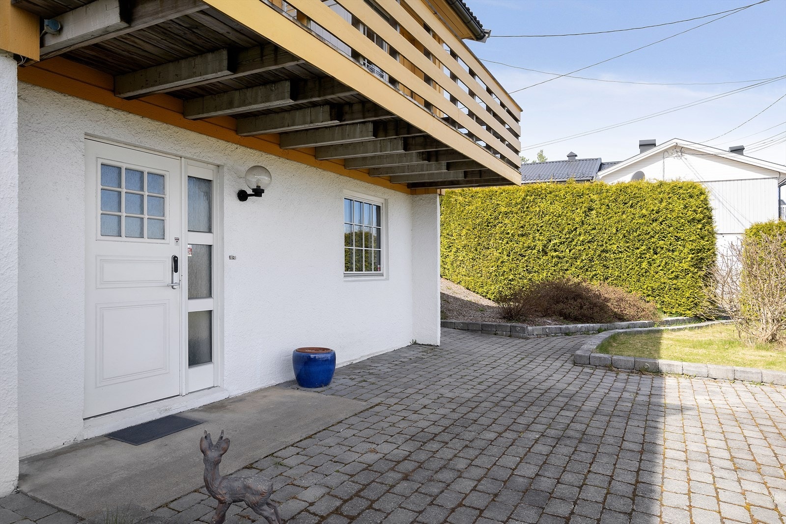 Eiendommen har et hyggelig inngangsparti med adkomst via vei ned rundt huset. Galleribilde