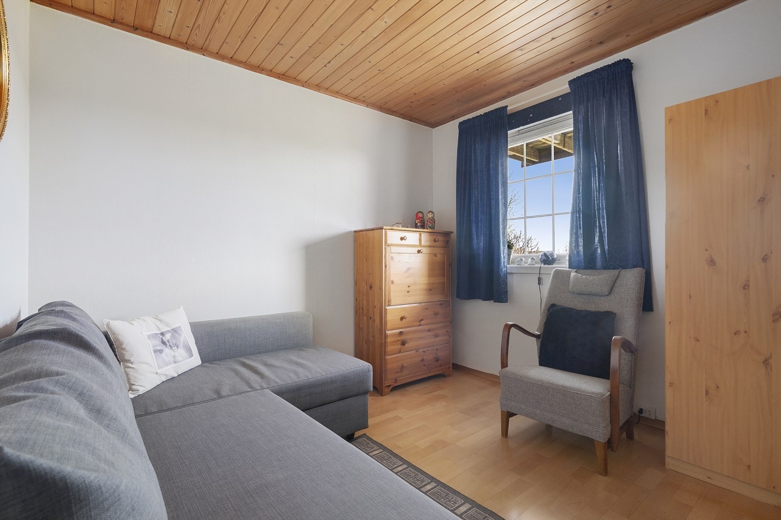 Soverommet i underetasjen og er på ca. 9kvm og egner seg godt som soverom, kontor eller gjesterom, avhengig av behov. Galleribilde