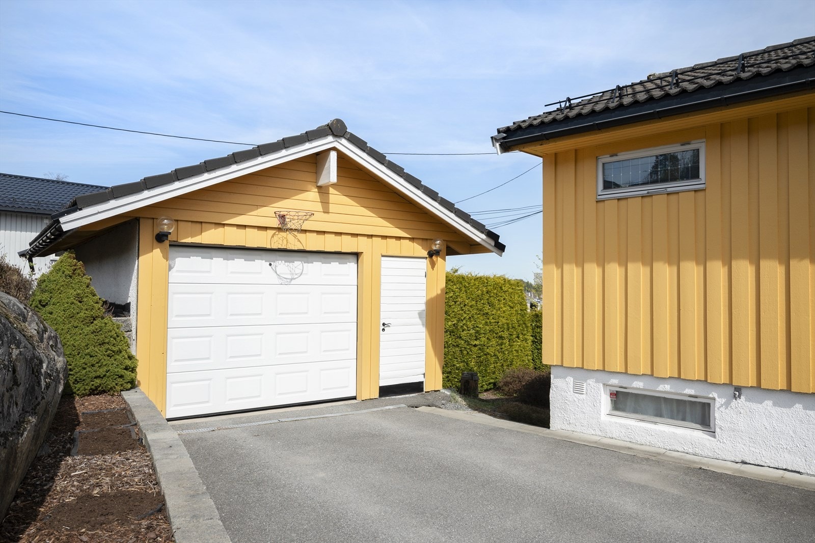 Rett ved garasjen er det vei ned langs huset til inngangspartiet. Galleribilde