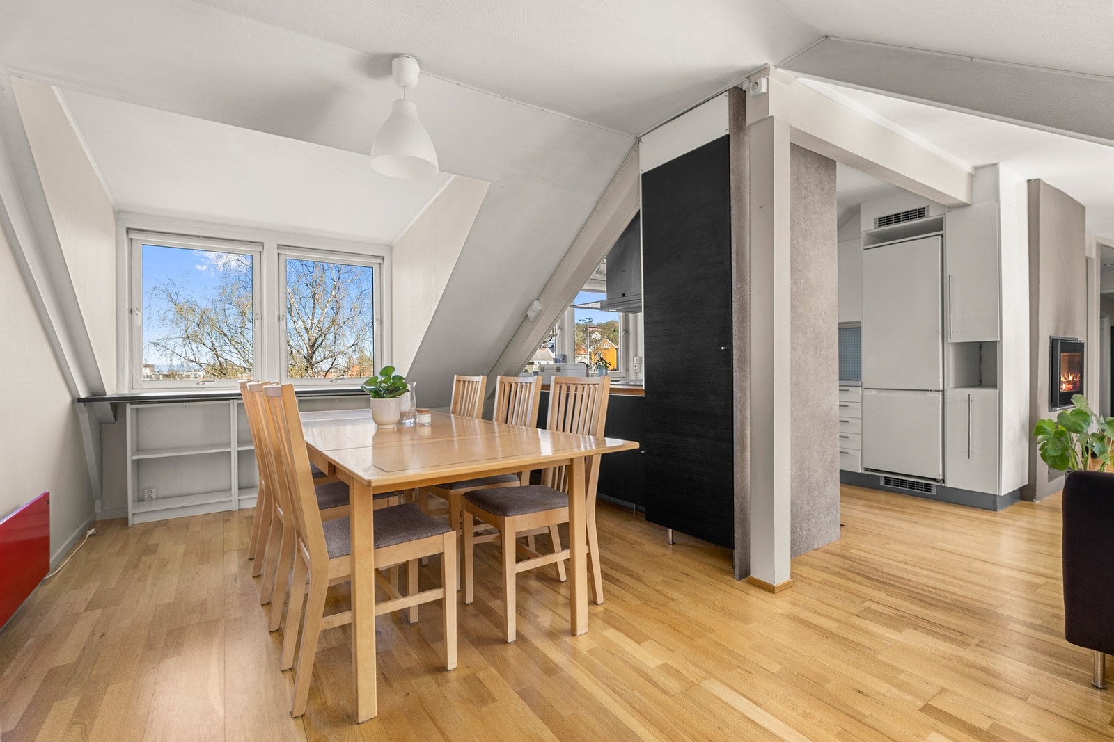 God plass til stort langbord. På grunn av skråtak er leilighetens gulvareal betydelig større enn målbart areal. Galleribilde