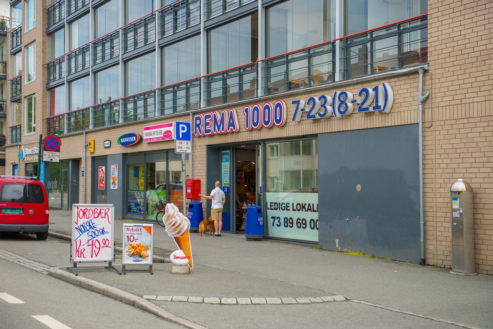 Leiligheten har en ypperlig beliggenhet på Rosenborg med kort avstand til bhg, skoler, Solsiden, Bakklandet, studiesteder og fine aktivitetstilbud for barn og unge! Galleribilde