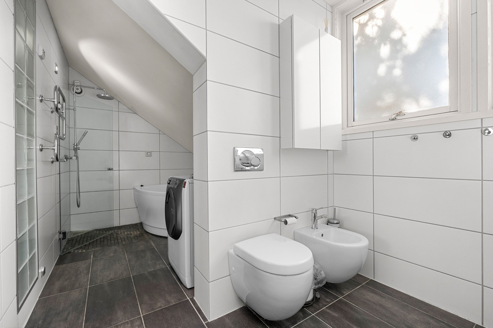 Badet er videre utstyrt med vegghengt toalett og tilhørende bidé. Galleribilde