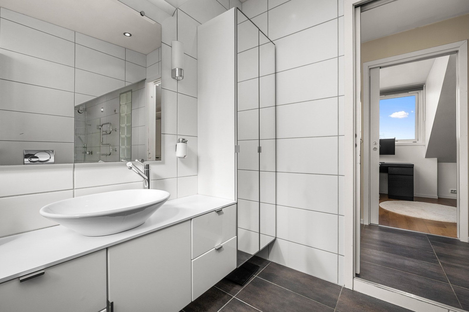Badet har god lagringsplass i skuffer, skap og høyskap. Galleribilde