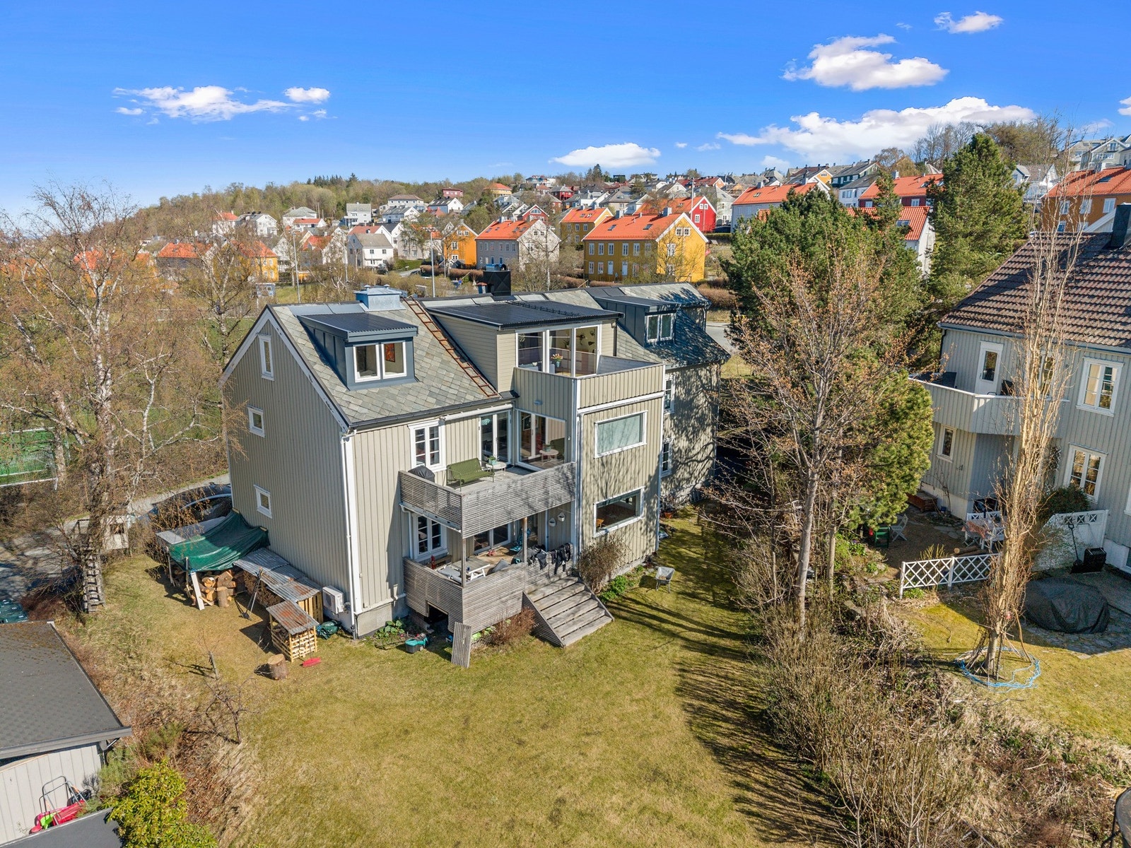 Boligen har en felles hage med gode solforhold og fine oppholdsarealer, som gir gode muligheter for uteaktiviteter og sosiale sammenkomster. Galleribilde