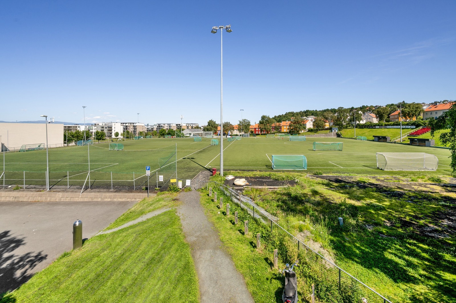 Leiligheten har en ypperlig beliggenhet på Rosenborg med kort avstand til barnehager, skoler, Solsiden, Bakklandet, studiesteder og fine aktivitetstilbud for barn og unge! Galleribilde