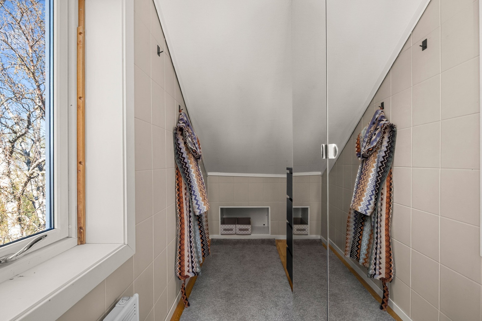 Garderobeskap m/speilfronter og plass til kommode/øvrige garderobeløsninger - ev. hjemmekontor. Galleribilde