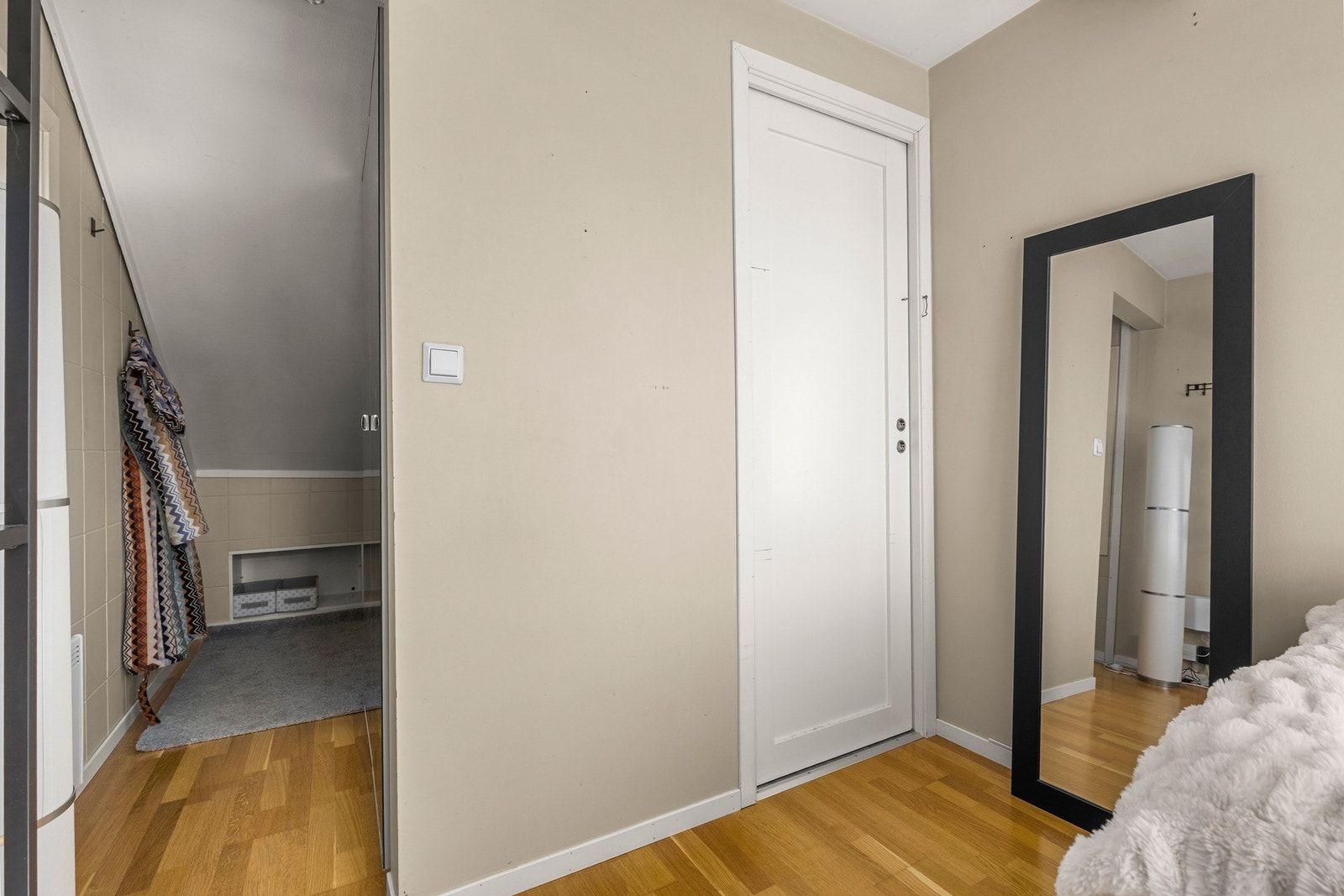Rommet har en god utforming som ligger til rette for å etablere f.eks en walk-in garderobe. Galleribilde