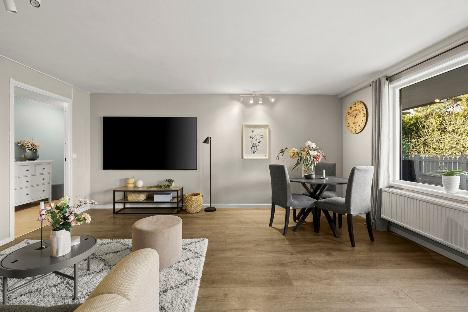 Lys og innbydende stue med store vindusflater som slipper inn rikelig med naturlig lys og gir rommet en luftig og behagelig atmosfære. Gode møbleringsmuligheter og en naturlig plassering av spiseområdet ved vinduene gjør dette til et trivelig oppholdsrom Galleribilde