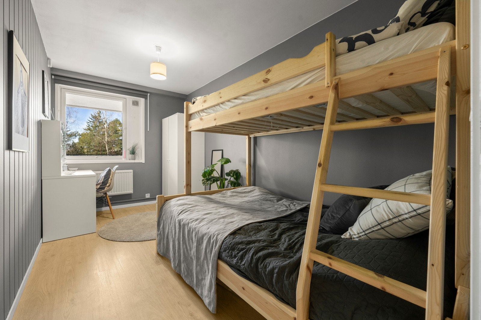 Fleksibelt soverom som egner seg godt som barnerom, gjesterom eller hjemmekontor, med plass til seng, oppbevaring og skrivepult. Galleribilde