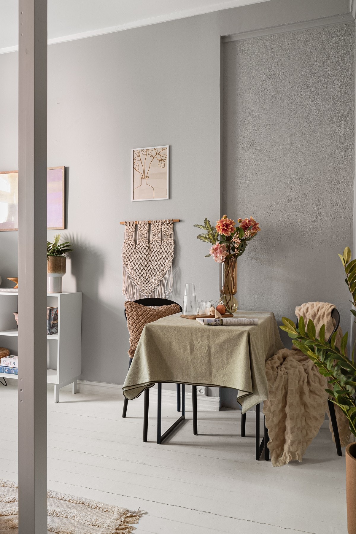 Det er plass til spisebord i stuen. Galleribilde