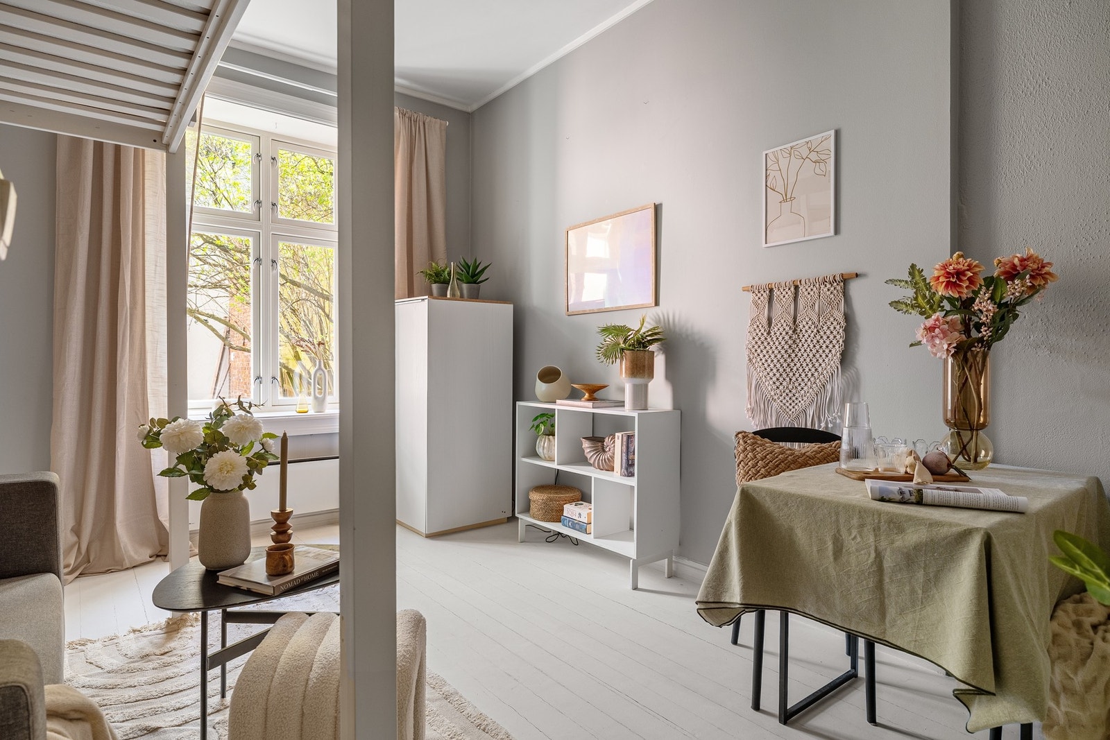 Lyst og innbydende oppholdsrom. Galleribilde