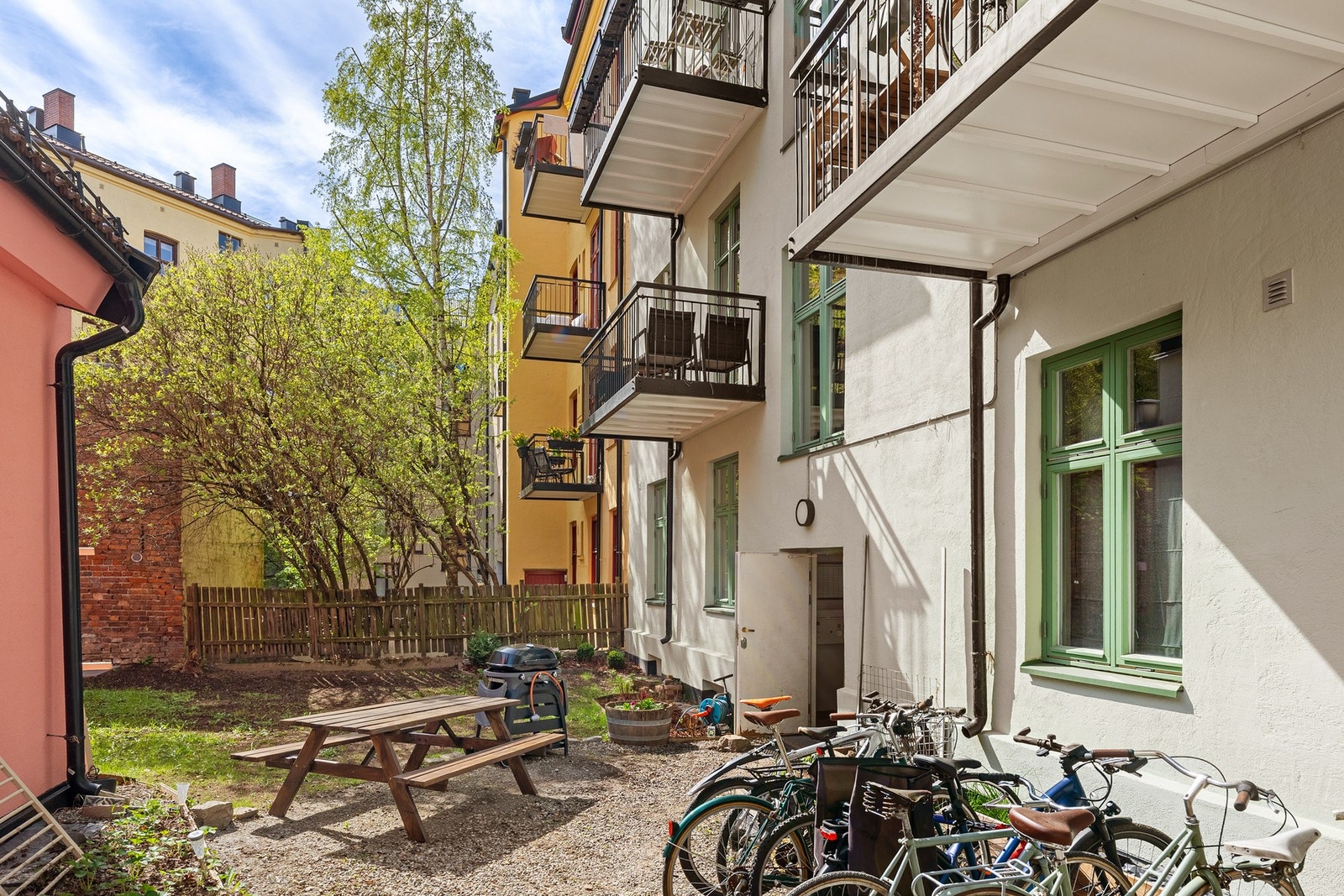 Det er sykkelparkering i bakgården. Galleribilde