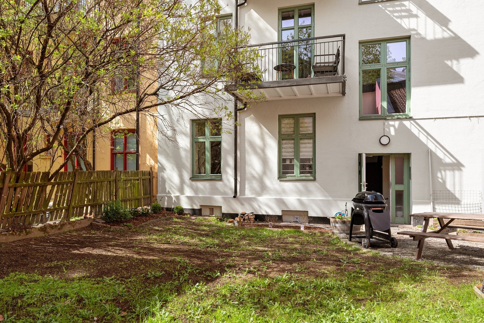 I bakgården kan du nyte grill, soling på gressplenen og sosiale sammenkomster med naboer og venner. Galleribilde