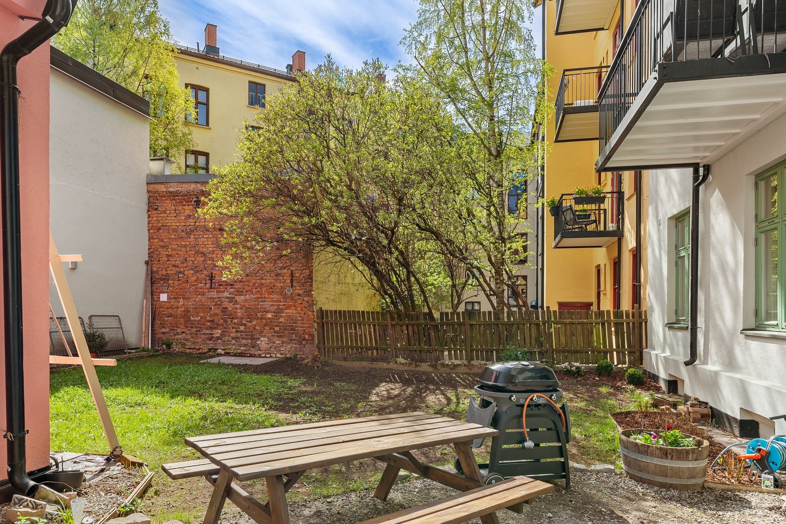 Borettslaget byr på en solrik og flott bakgård, perfekt for varme sommerdager! Galleribilde
