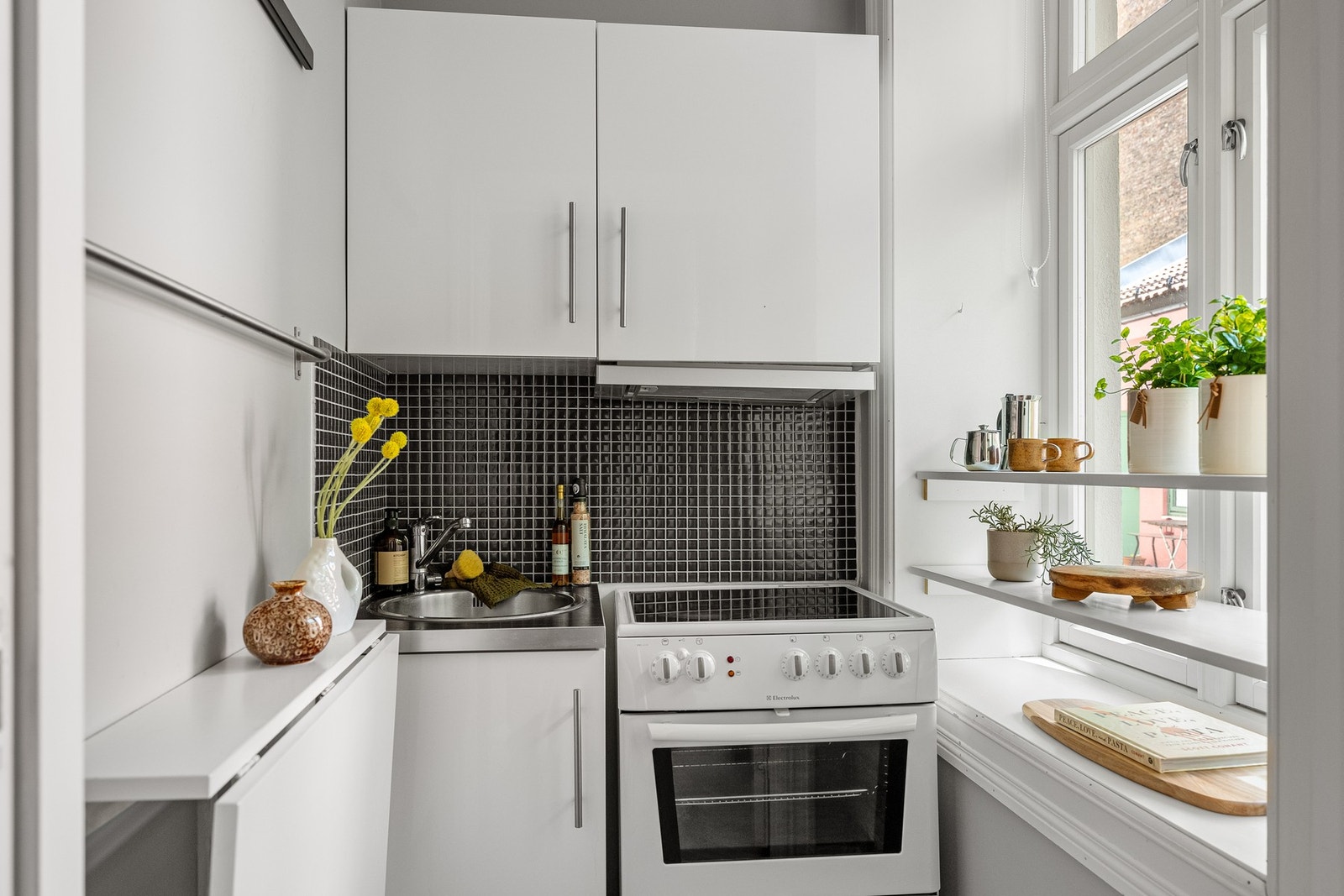Kjøkkenet har en hyggelig frokostplass med bord som kan tas opp ved behov. Galleribilde
