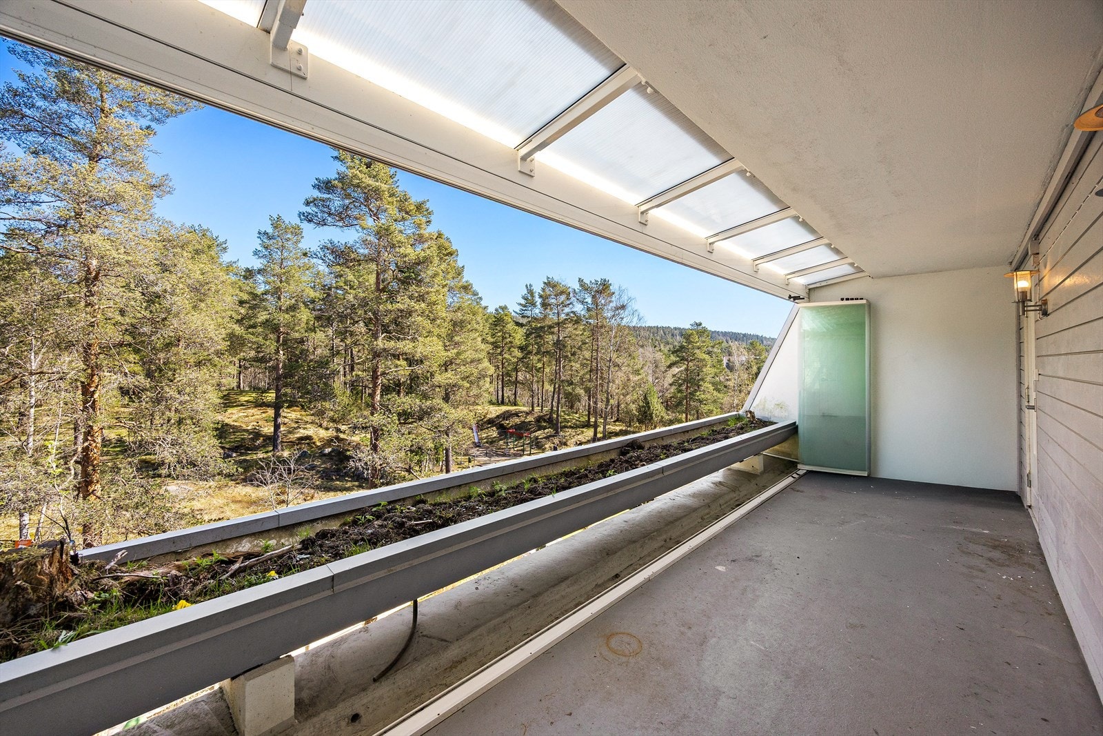 På denne balkongen kan du nyte morgensolen med utsikt ut mot grønne omgivelser Galleribilde
