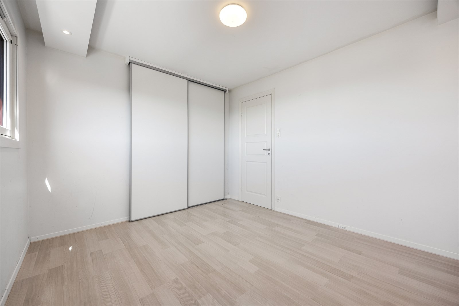 Skyvedørsgarderobe med slette fronter og god innredning Galleribilde