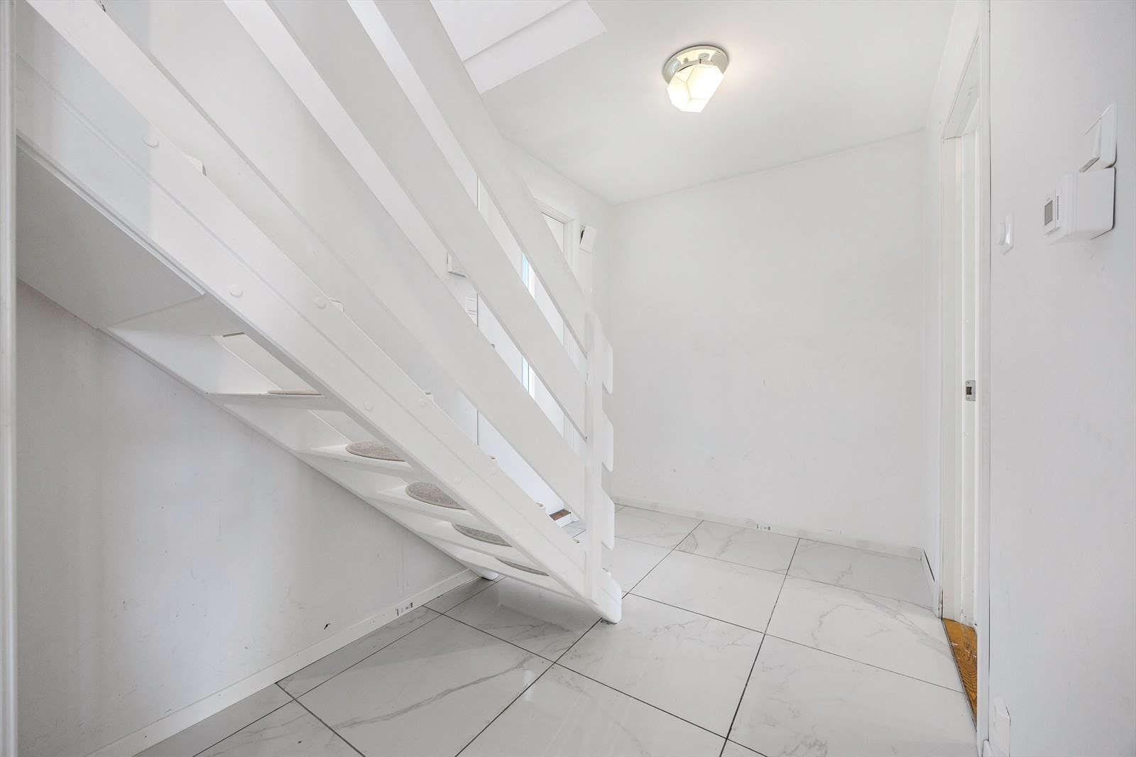 Trappen fører opp til leilighetens andre etasje Galleribilde