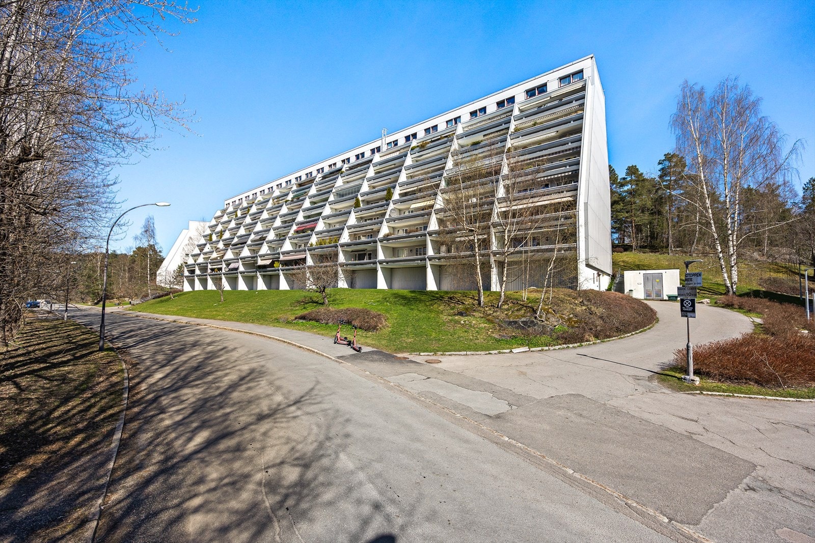 Leiligheten ligger i en terrassert boligblokk fra 1972, med store, trivelige grøntarealer Galleribilde