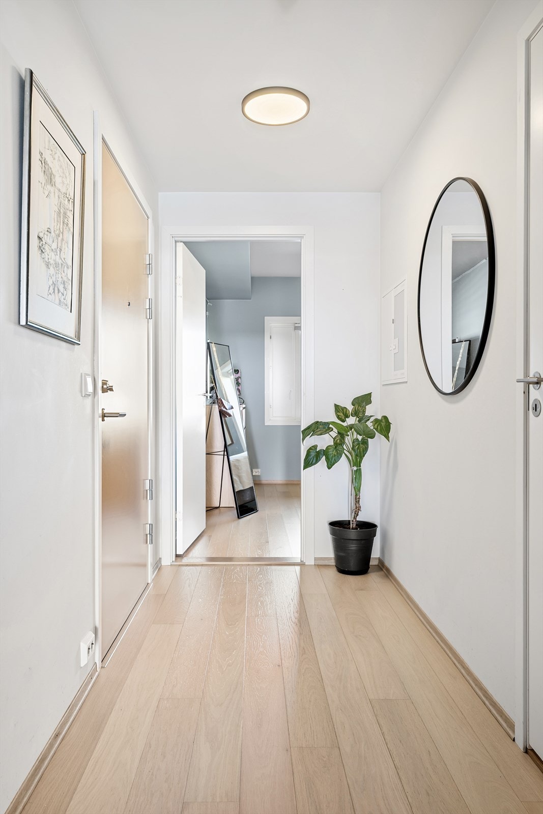 Fra gangen har man tilgang til hovedsoverommet i tillegg til leilighetens baderom. Galleribilde