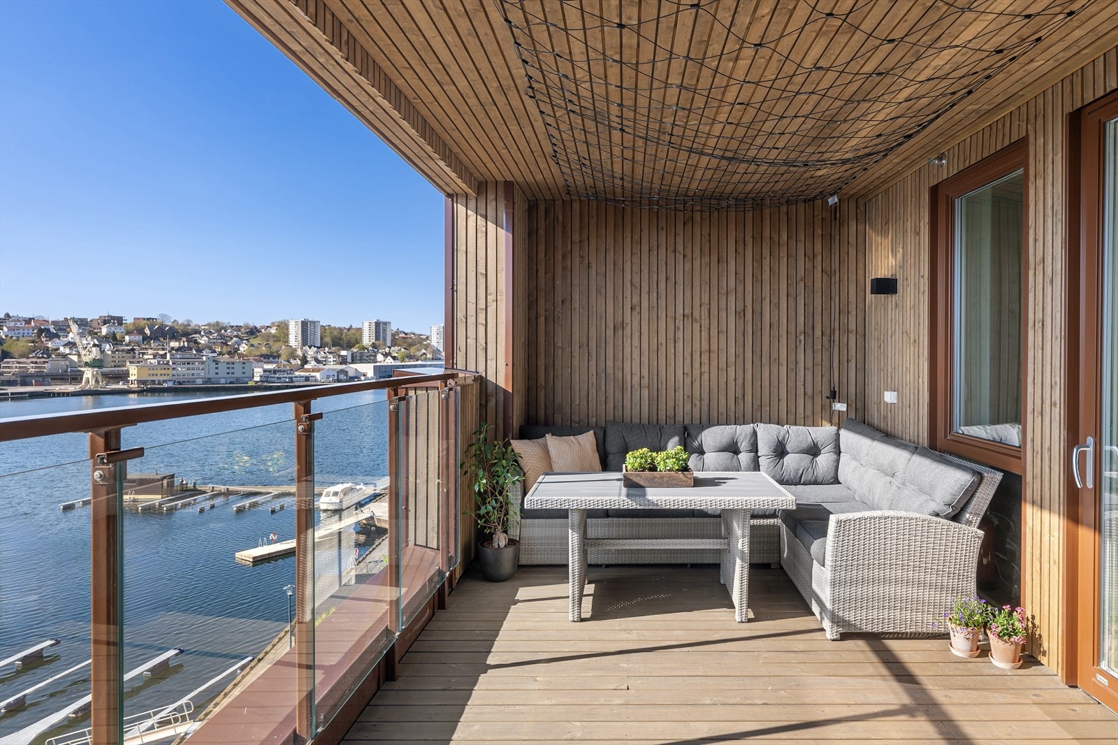 Her får du nydelig sjøutsikt kombinert med flott utsikt over Sandnes sentrum, samt gode solforhold og en maritim atmosfære rett utenfor døren. Galleribilde