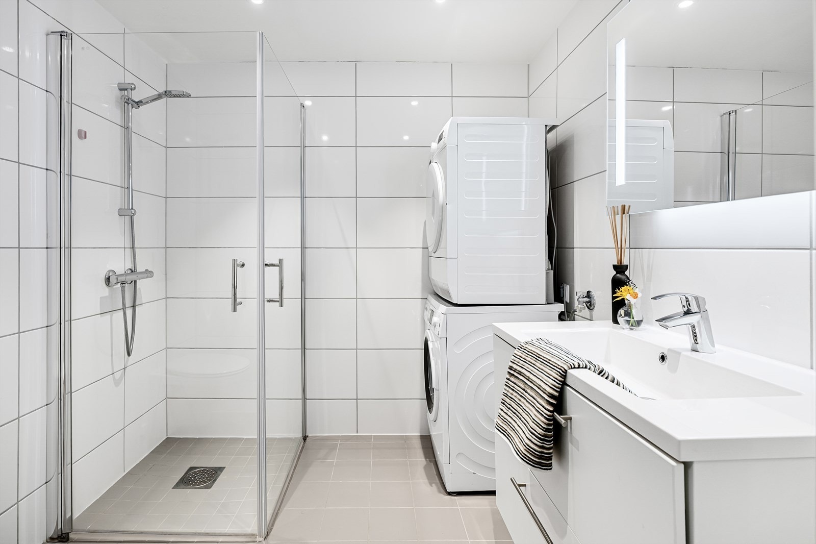 Badet er helfliset og fremstår moderne og stilrent med varme i gulv som gir god komfort. Galleribilde