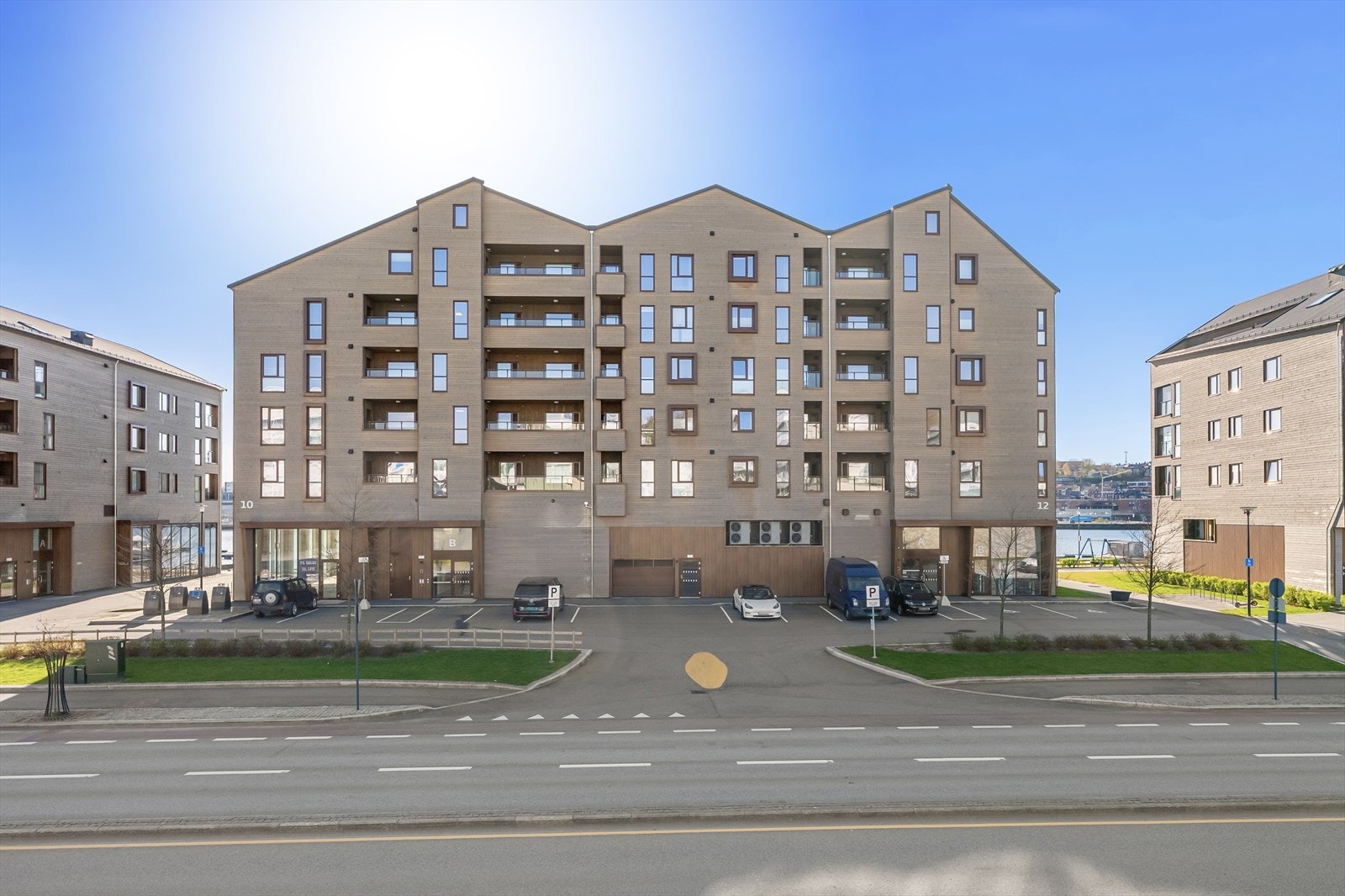 Det medfølger parkering i parkeringsheis/multiparkeringsanlegg i lukket anlegg, i tillegg til egen elbillader. Bygget er utstyrt med heis. Galleribilde