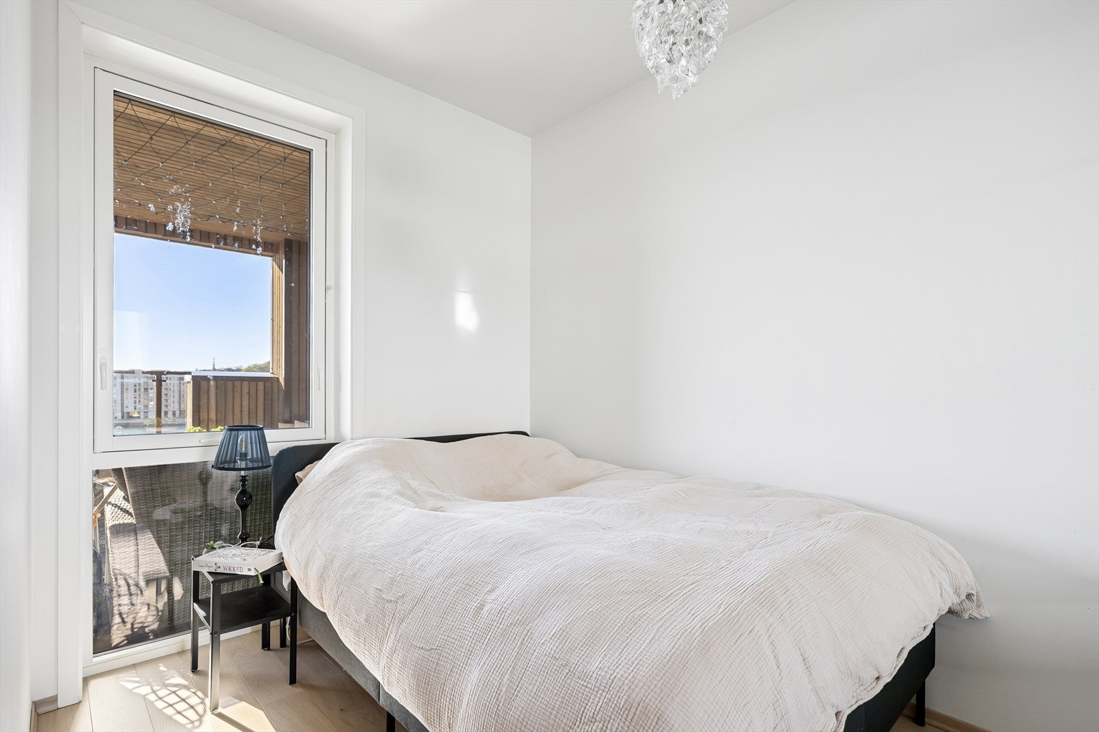 Soverom med inngang fra stue som gir fleksible bruksmuligheter enten man trenger gjesterom, kontor eller barnerom. Galleribilde