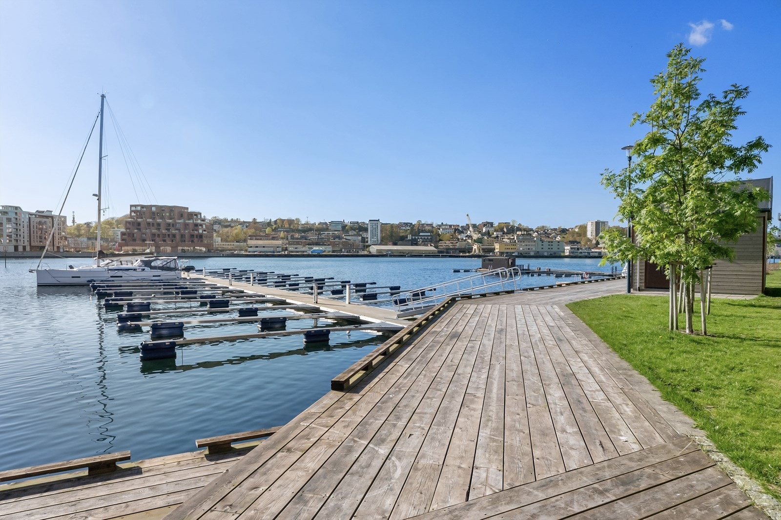 Med fjorden som nærmeste nabo får boligen en unik beliggenhet der sjø og byliv møtes på en harmonisk måte. Galleribilde