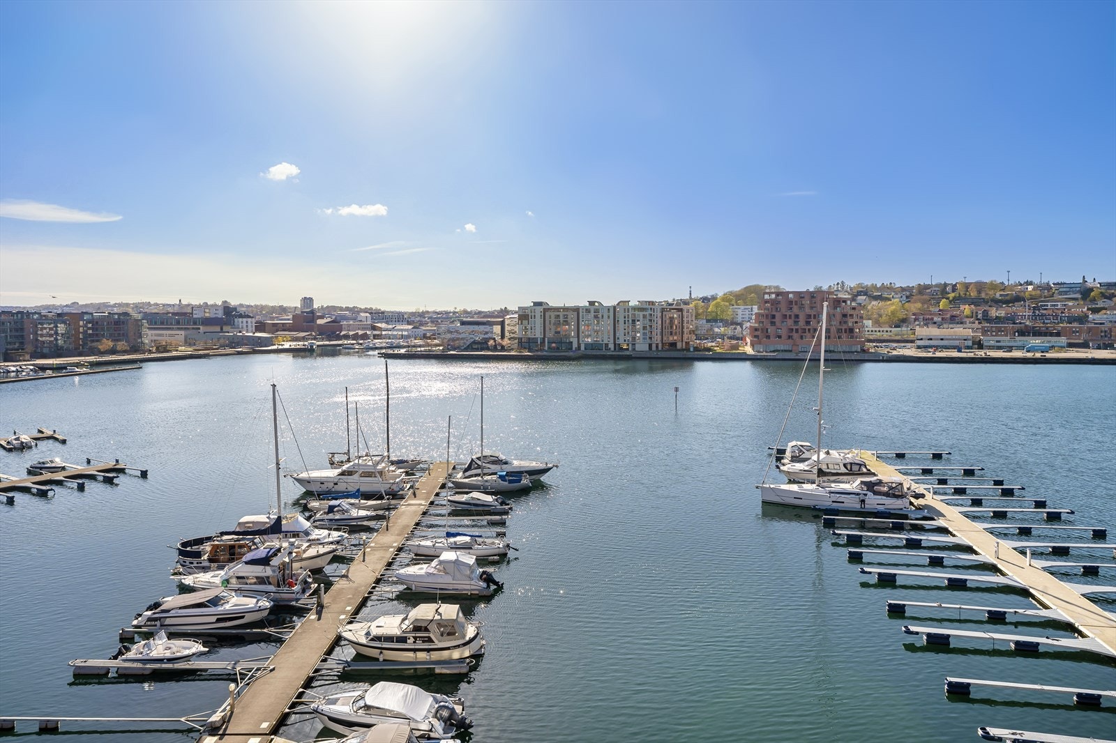 Pen og moderne leilighet fra 2022 med en unik beliggenhet ved fjorden på attraktive Rovik Brygge. Galleribilde