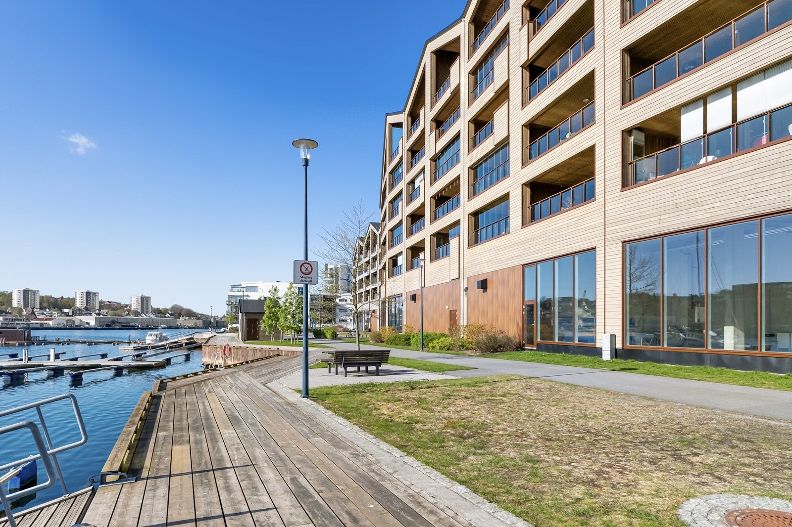 Her bor du med umiddelbar nærhet til vannkanten, med vakker utsikt, samtidig som du har pulsen fra sentrum kun en kort spasertur unna. Galleribilde
