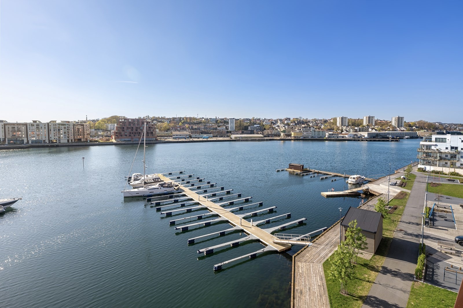 Beliggenheten gir også enkel tilgang til både sauna og bademuligheter ved fjorden, noe som understreker den eksklusive og sjønære livsstilen området byr på. Galleribilde