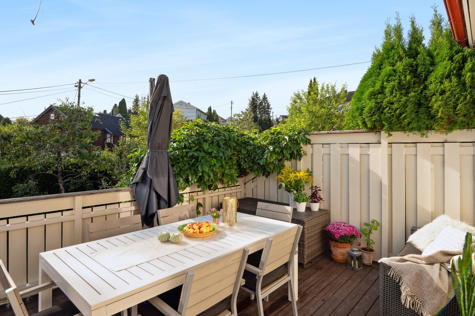Terrasse på ca. 18 m² byr på rikelig plass til både spisebord og grill Galleribilde