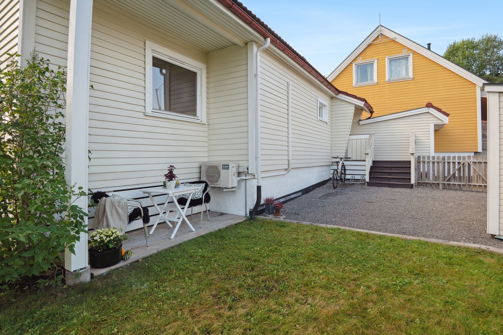 Boligen har en veranda ved inngangspartiet - en trivelig sitteplass for en kaffepause i solen Galleribilde