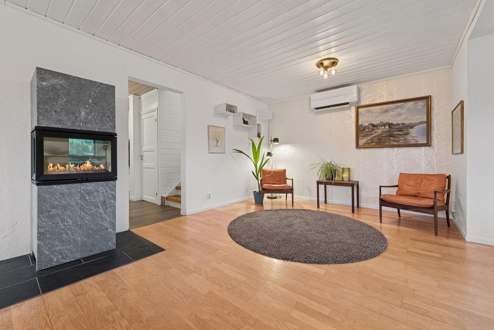 Stue med flott peisovn fra 2016, perfekt sted for kalde dager Galleribilde
