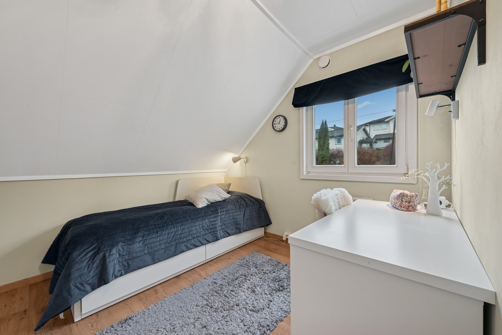 Soverom med plass til både seng, garderobe og skrivebord Galleribilde