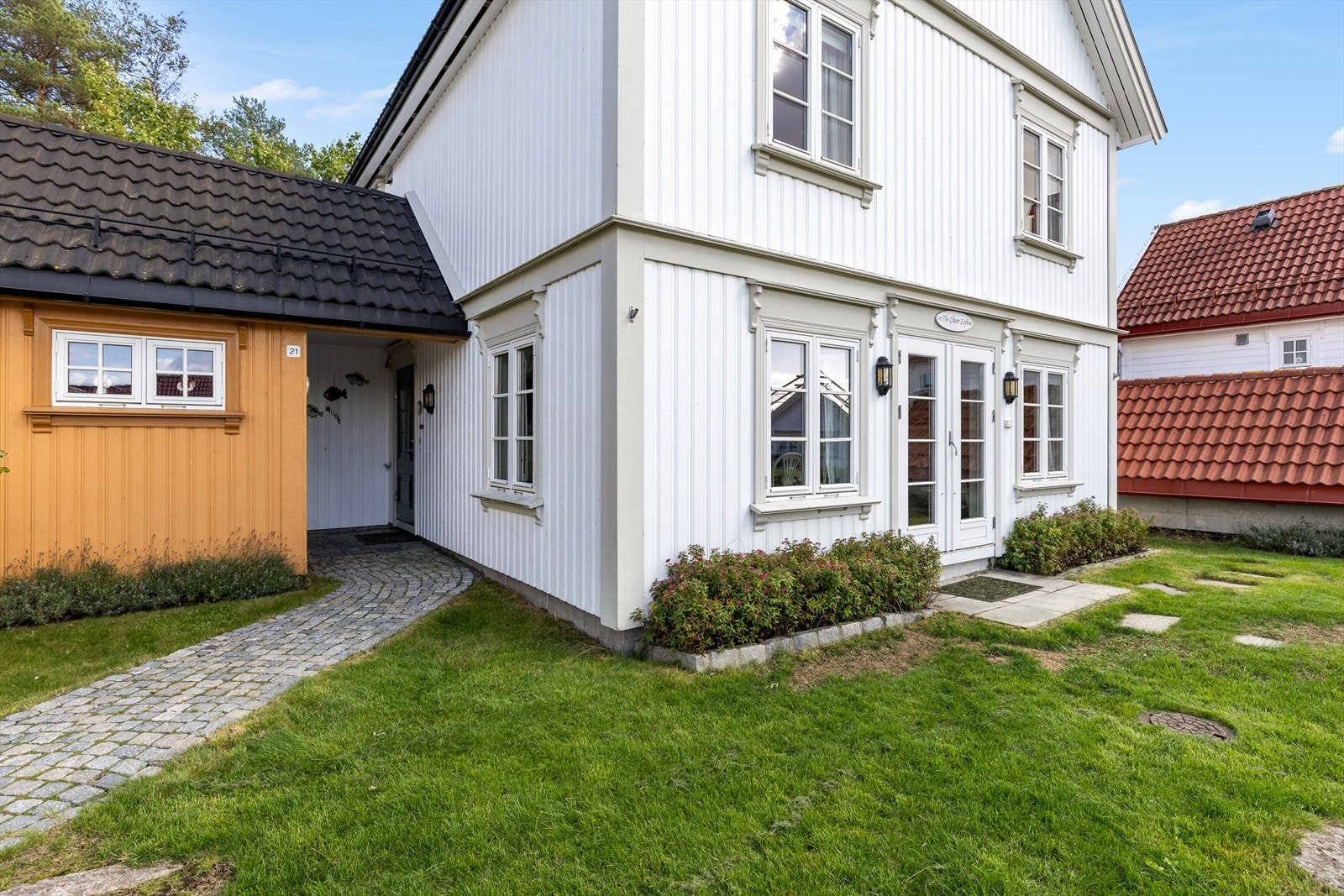 Koselige uteområder rundt hytta med bed og beplantning Galleribilde