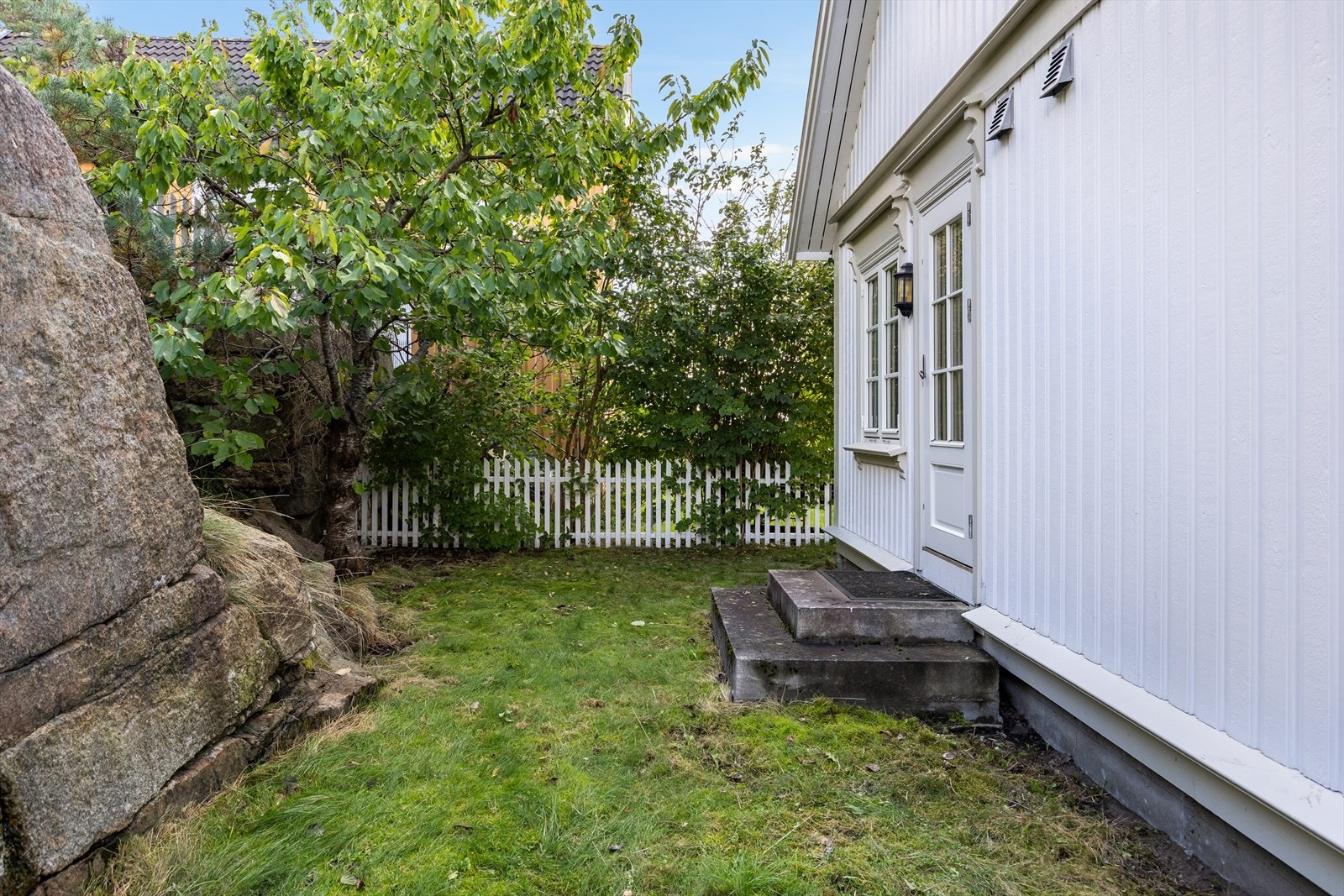 Hage på baksiden av hytta Galleribilde