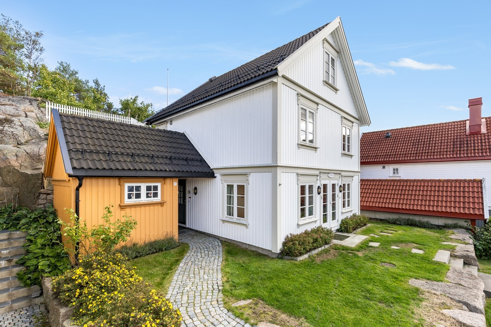 Koselig uteplass og praktisk bod Galleribilde