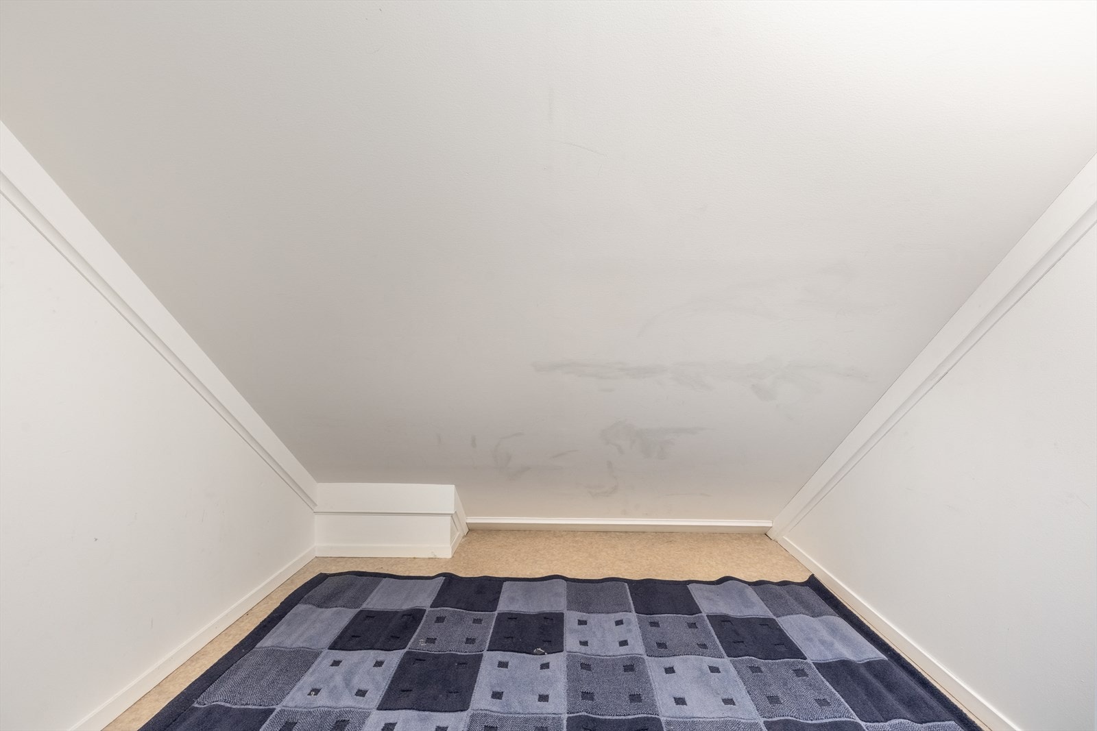 Stor bod med god lagringsplass i loftsetasje Galleribilde