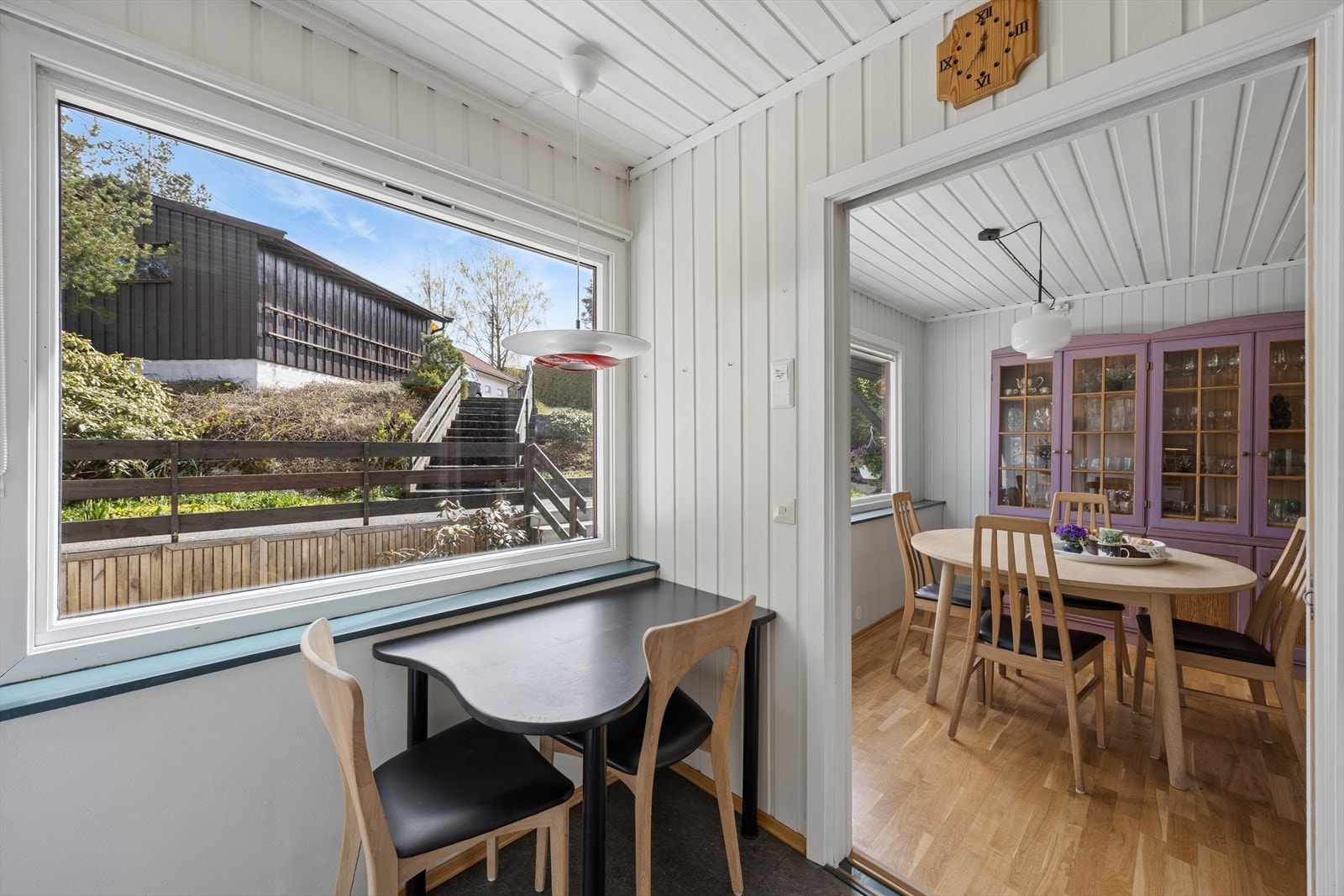 Det er også plass til en liten spisegruppe på kjøkkenet Galleribilde