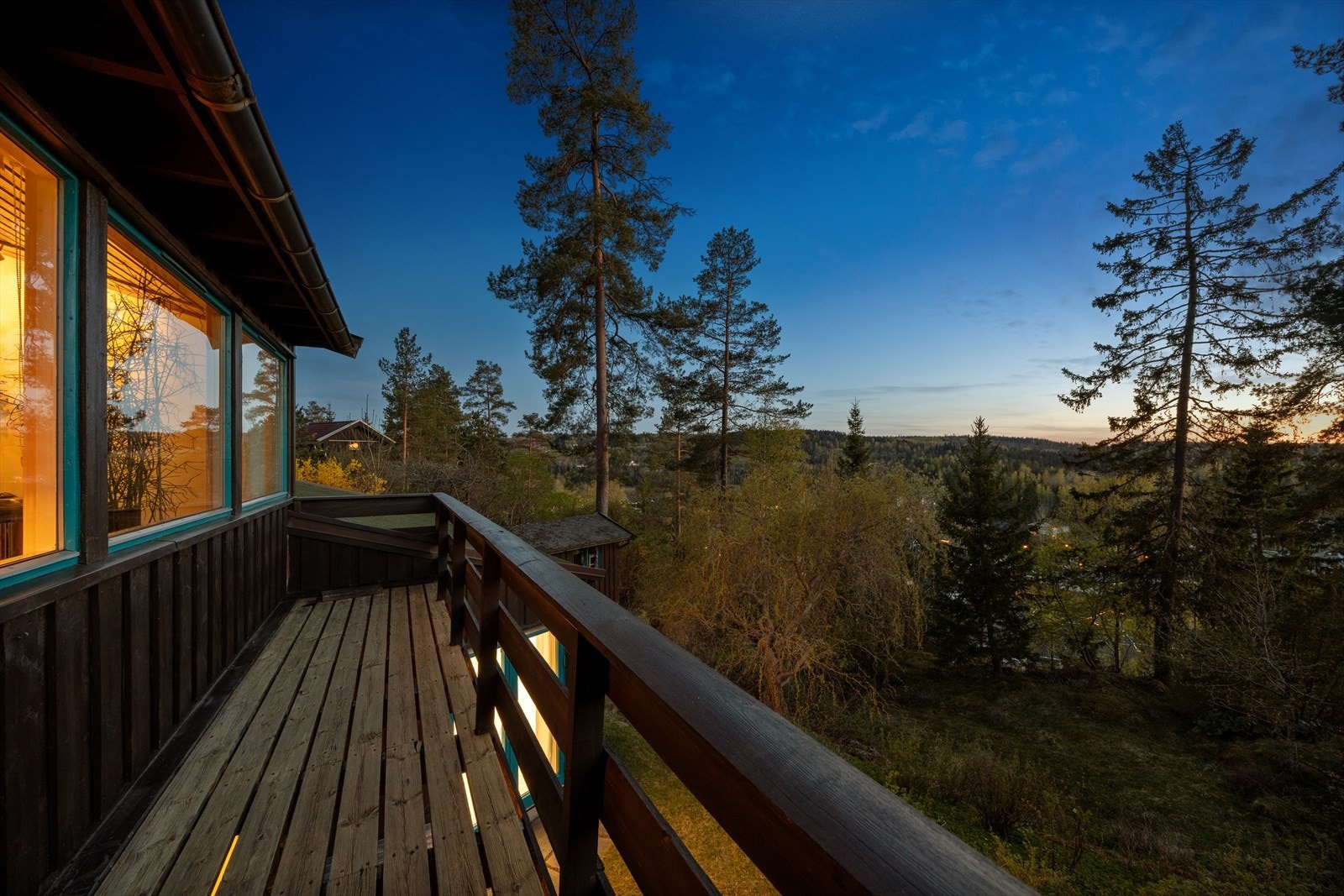 Eiendommen har en meget stor og fin tomt Galleribilde