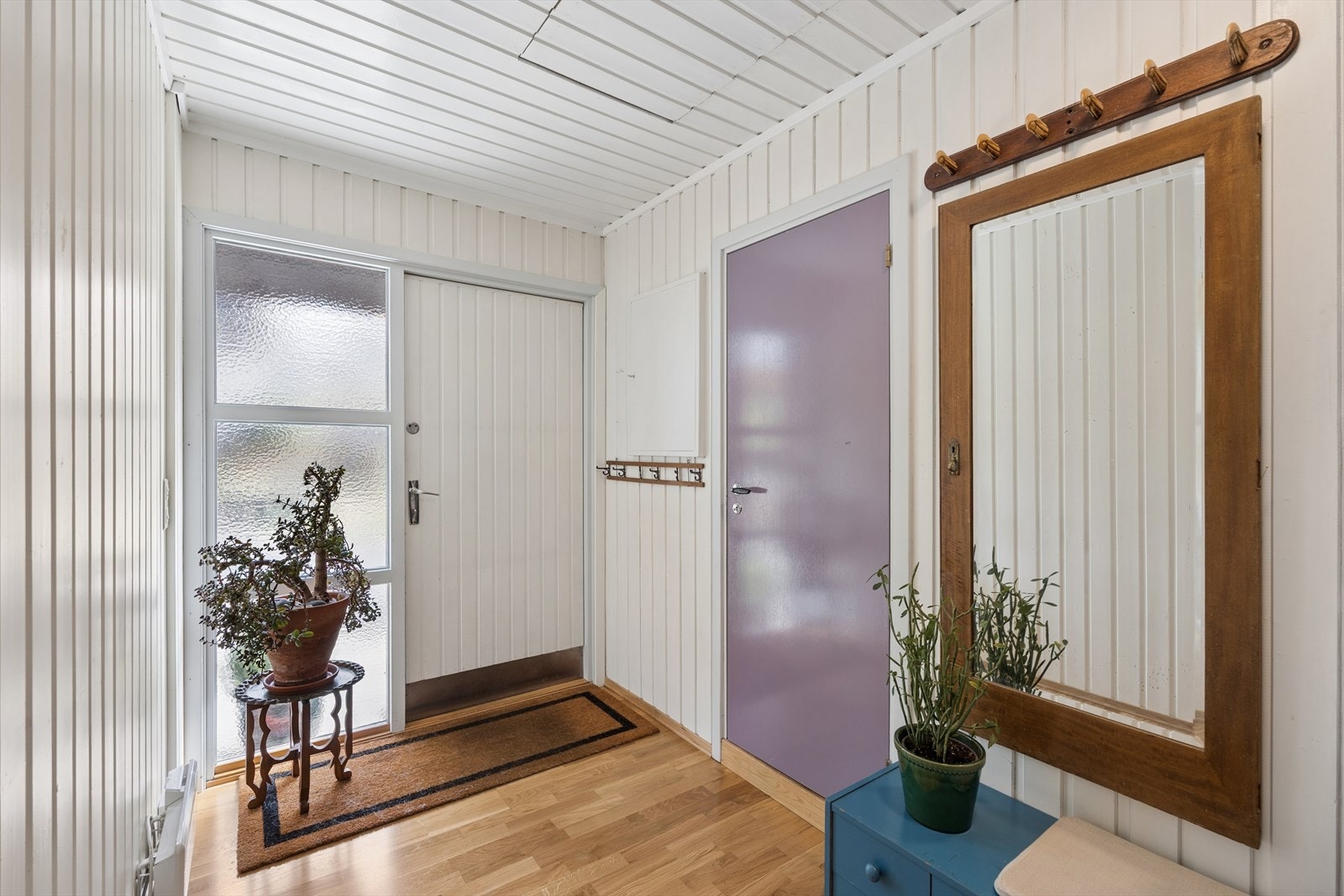 Entré er av god størrelse med plass til yttertøy, sko og oppbevaringsmøbler Galleribilde