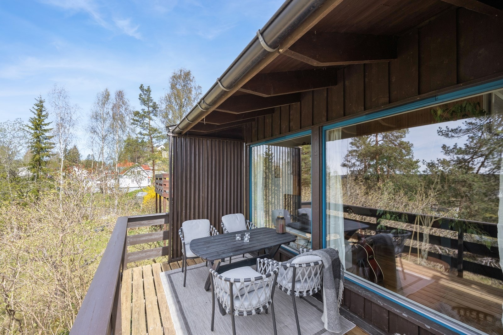 Meget fin terrasse med adkomst fra stue Galleribilde