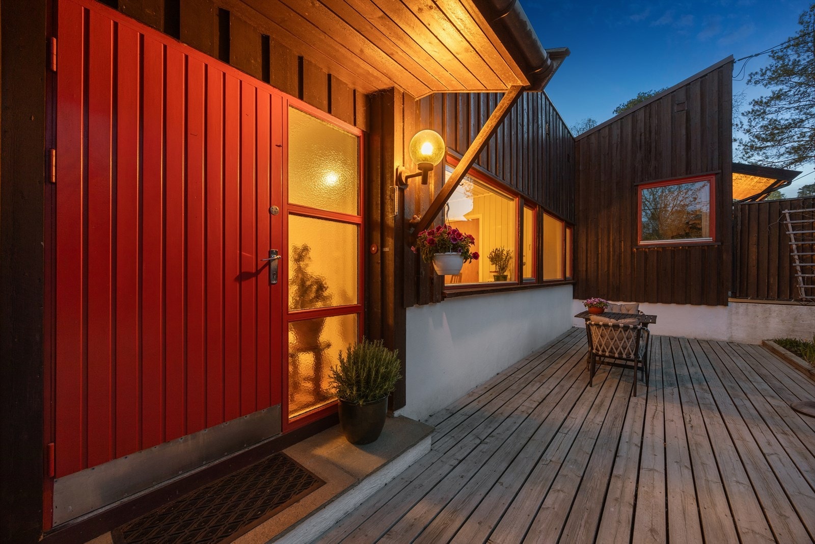 Inngangspartiet har også en meget fin uteplass Galleribilde