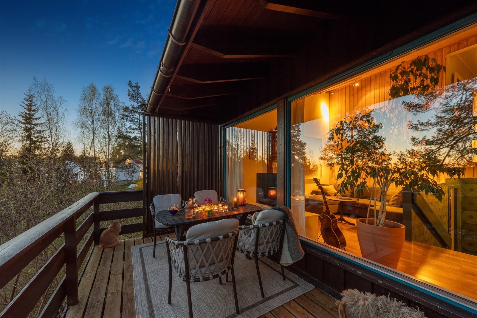 Koselig uteplass med helt fantastiske solforhold Galleribilde