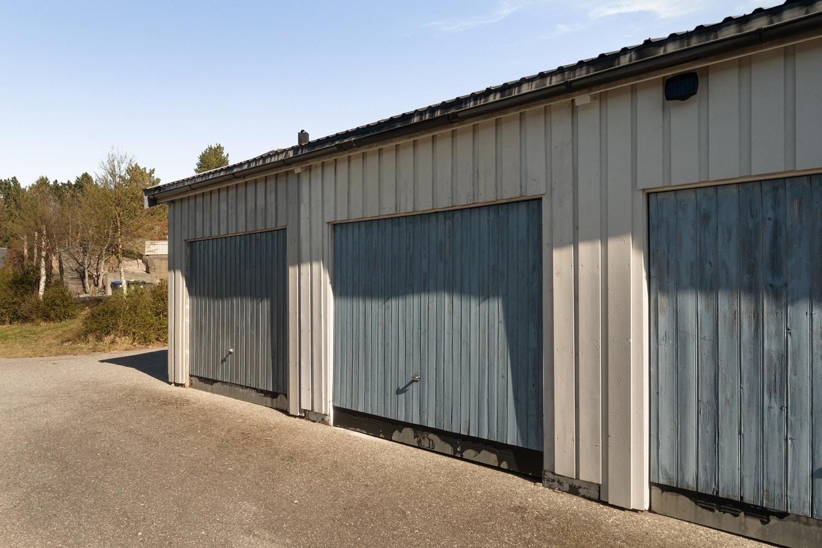Garasjen er oppført som bindingsverkskonstruksjon med stående kledning og skråtak. Galleribilde