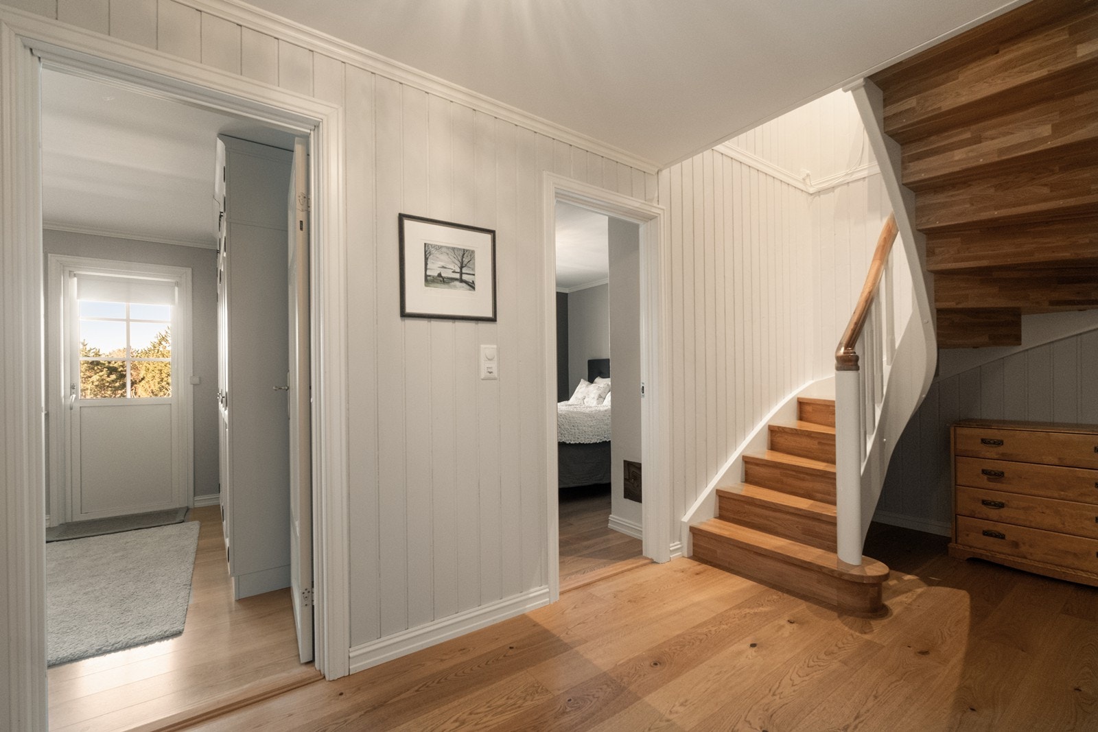 Trappen mellom etasjene er utstyrt med hvite vanger og eiketrinn, og har profilerte spiler og håndløper. Galleribilde