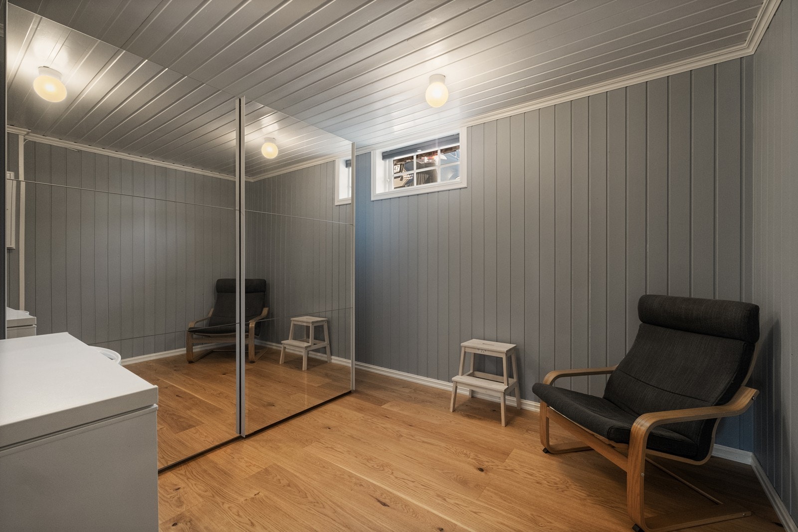 I boden er det etablert en skyvedørsgarderobe med speilfronter. Galleribilde